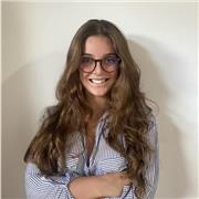 Studentessa universitaria impartisce lezioni per diverse materie a studenti di elementari, medie e superiori